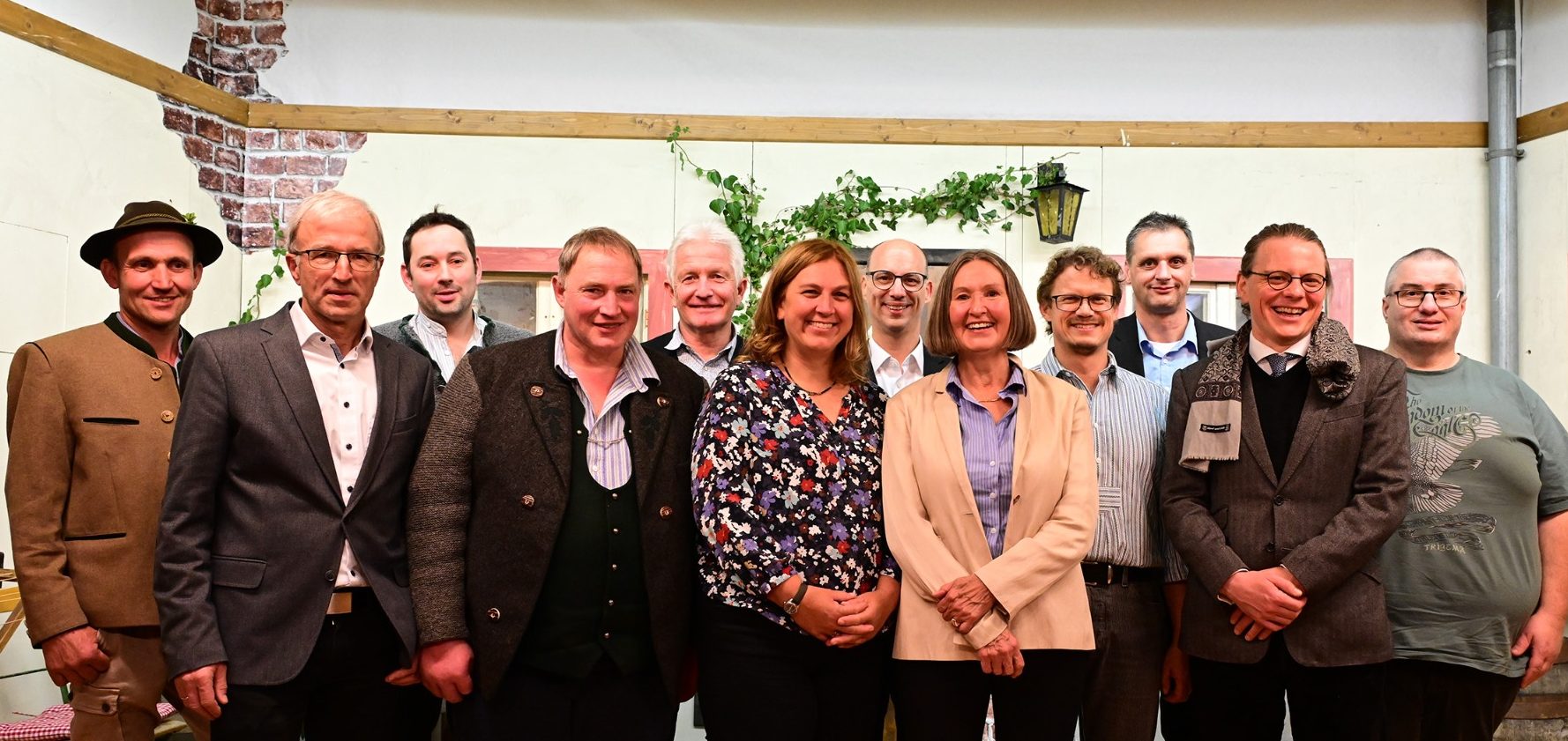 Wahlgemeinschaft Uffing am 11. Nov. 2025 © Josef Mayr Von links nach rechts: Michael Schmid, Thomas Hartmann, Alois Kölbl jun., Wolfgang Mayr, Robert Fischer, Ursula Kunstmann, Tobias Haag, Centa Heinrich, Martin Fürst, Alexander Wintermeier, Georg Frühschütz, Stefan Oppermann Wahlgemeinschaft Uffing am 11. Nov. 2025 © Josef Mayr
Von links nach rechts: Michael Schmid, Thomas Hartmann, Alois Kölbl jun., Wolfgang Ma